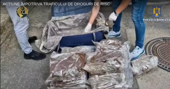 Trei bărbaţi acuzaţi că au introdus în România aproape 50 de kilograme de canabis adus din Spania printr-o firmă de curierat sunt cercetaţi pentru trafic de droguri de risc în formă continuată/ Ei au fost reţinuţi VIDEO