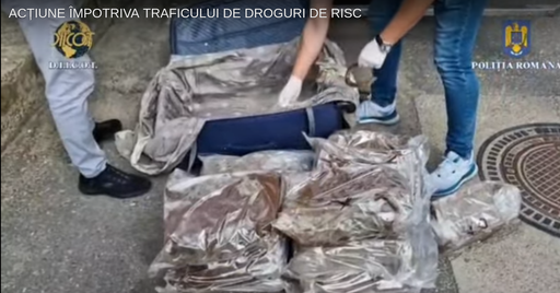 Trei bărbaţi acuzaţi că au introdus în România aproape 50 de kilograme de canabis adus din Spania printr-o firmă de curierat sunt cercetaţi pentru trafic de droguri de risc în formă continuată/ Ei au fost reţinuţi VIDEO