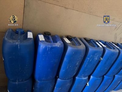 Unul dintre cele mai mari laboratoare de producţie ilegală de droguri sintetice din România, descoperit de poliţişti şi procurori într-un depozit din judeţul Braşov/ Două persoane, reţinute/ Ce au găsit anchetatorii la percheziţii FOTO