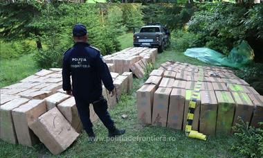 Ţigări în valoare de peste 1,7 milioane lei, confiscate la frontiera de nord de poliţiştii de frontieră de la Brodina/ Marfa ambalată în colete voluminoase ascunse în vegetaţie urma să ajungă pe piaţa neagră