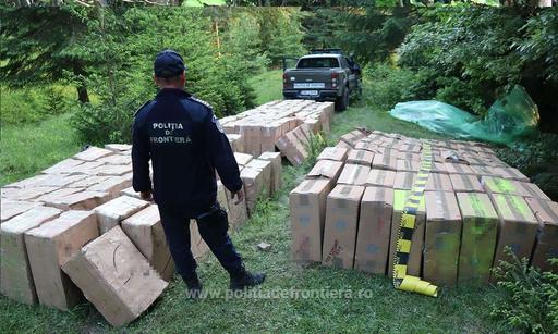 Ţigări în valoare de peste 1,7 milioane lei, confiscate la frontiera de nord de poliţiştii de frontieră de la Brodina/ Marfa ambalată în colete voluminoase ascunse în vegetaţie urma să ajungă pe piaţa neagră 