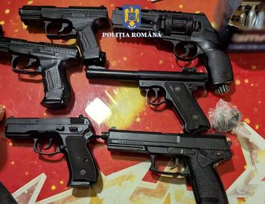 Constanţa: Poliţiştii au făcut o percheziţie la locuinţa unui bărbat acuzat că a tras de mai multe ori cu arma / Ei au găsit o puşcă cu lunetă, cinci pistoale airsoft, un pistol supus autorizării şi 1500 de proiectile pentru arme cu aer comprimat