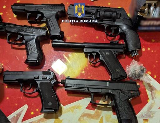 Constanţa: Poliţiştii au făcut o percheziţie la locuinţa unui bărbat acuzat că a tras de mai multe ori cu arma / Ei au găsit o puşcă cu lunetă, cinci pistoale airsoft, un pistol supus autorizării şi 1500 de proiectile pentru arme cu aer comprimat 
