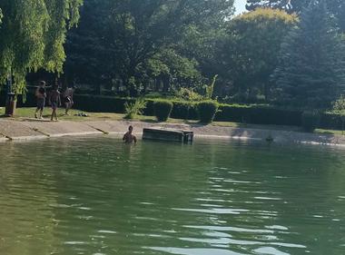Amenzi de 6.000 de lei pentru patru tineri prinşi două zile la rând scăldându-se în lacul artificial dintr-un parc din Ploieşti
