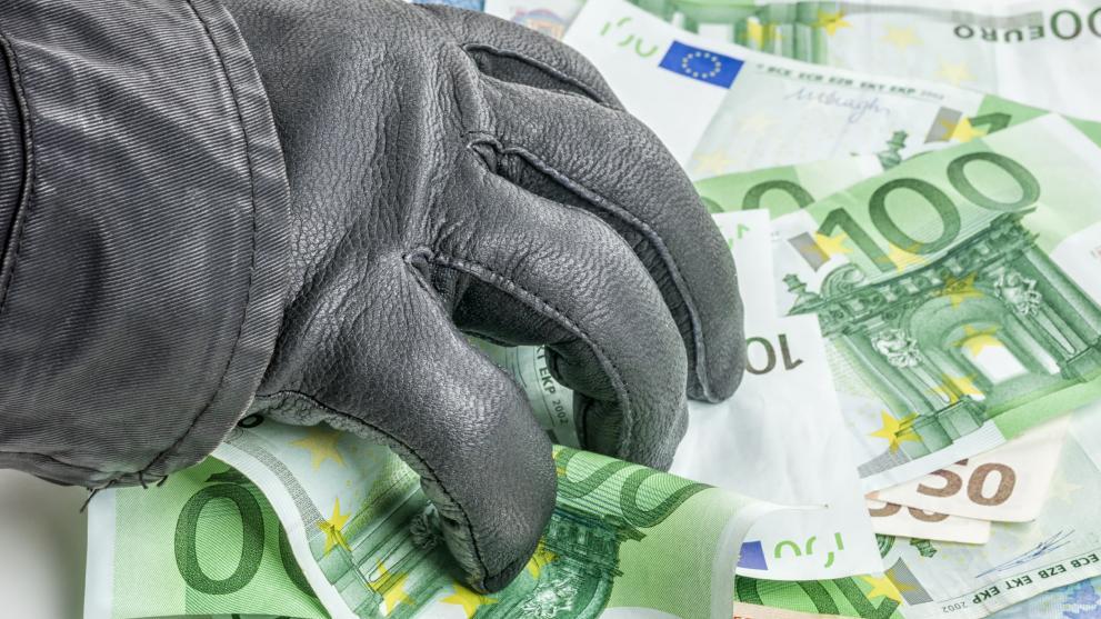 Parchetul European condus de Laura Codruţa Kovesi a sesizat Tribunalul Bucureşti în cazul unei fraude cu fonduri europene de peste 100 de milioane de euro. Liderul grupării, un italian acuzat de legături cu Mafia