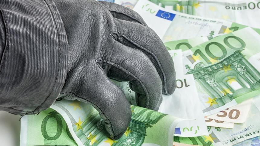 Parchetul European condus de Laura Codruţa Kovesi a sesizat Tribunalul Bucureşti în cazul unei fraude cu fonduri europene de peste 100 de milioane de euro. Liderul grupării, un italian acuzat de legături cu Mafia