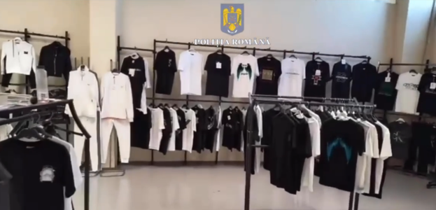 Audieri şi percheziţii în cazul unor societăţi cu standuri închriate într-un complex comercial din sectorul 2 al Capitalei, care ar fi expus la vânzare îmbrăcăminte, încălţăminte, accesorii şi parfumuri contrafăcute VIDEO