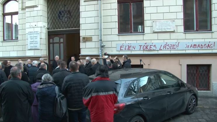 Timişoara: Poliţiştii caută persoana care a vandalizat plăcuţa cu înscrisuri în limba maghiară de pe Biserica Reformată, unde a slujit Laszlo Tokes