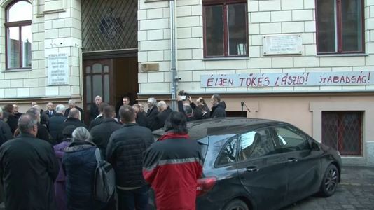 Timişoara: Poliţiştii caută persoana care a vandalizat plăcuţa cu înscrisuri în limba maghiară de pe Biserica Reformată, unde a slujit Laszlo Tokes