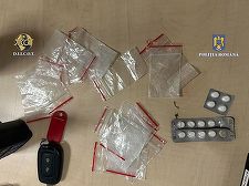 Constanţa: Nouă persoane, cu vârste între 17 şi 42 de ani, cercetate pentru trafic de droguri / În urma unor percheziţii, poliţiştii au găsit diverse cantităţi de droguri, printre care canabis, metamfetamină, comprimate de alprazolam