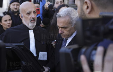 Un avocat de 50 de ani acuzat că ar fi racolat şi agresat sexual o adolescentă de 15 ani a fost ridicat de poliţişti şi dus la audieri/ Dosarul agresiune sexuală şi loviri sau alte violenţe, înaintat Parchetului Curţii de Apel Bucureşti