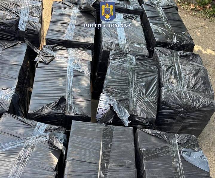 Suceava: Bărbat reţinut într-un dosar de contrabandă cu ţigări. Poliţiştii au confiscat aproape 15.000 de pachete fără timbru, dar şi două autoturisme folosite la transportul acestora