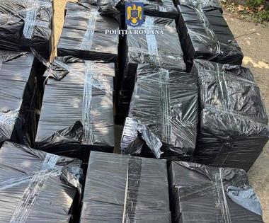 Suceava: Bărbat reţinut într-un dosar de contrabandă cu ţigări. Poliţiştii au confiscat aproape 15.000 de pachete fără timbru, dar şi două autoturisme folosite la transportul acestora