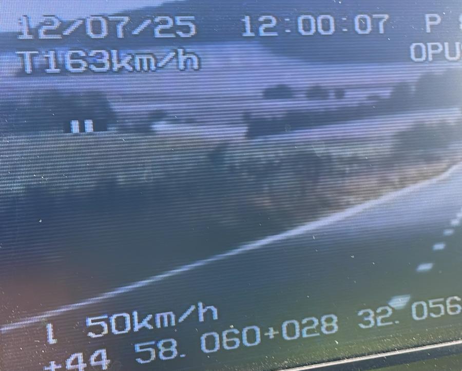 Tulcea: O femeie de 28 de ani a condus o maşină cu o viteză de 163 km/h într-o zonă unde limita legală este de 50 de km/h / Ea a rămas fără permis pentru patru luni