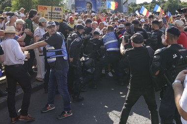 Un avocat acuzat că a lovit un jandarm cu pumnul în gât, în timpul protestului antiguvernamental de duminică, a fost reţinut pentru ultraj/ Dosarul, înaintat Curţii de Apel Bucureşti, cu propunerea de arestare preventivă a inculpatului