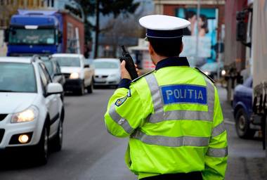 Mai mulţi reţinuţi sau arestaţi într-un caz de trafic de persoane şi spălare a banilor/ Fete recrutate prin metoda „Loverboy”, puse să se prostitueze în Europa, în special în Ţările de Jos/ Victimele erau supravegheate şi terorizate fizic şi psihic