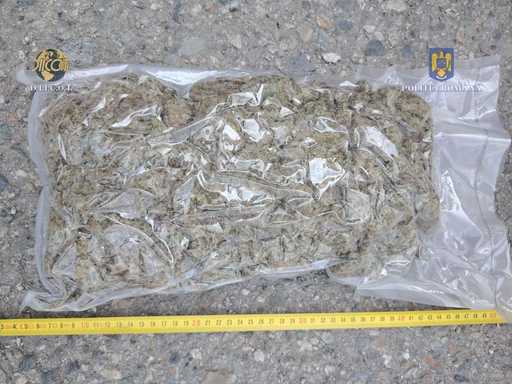 Aproape 50 de kilograme de canabis, descoperite de poliţişti şi procurori ascunse în patru colete venite din Spania/ Suspectul, un bărbat de 34 de ani, a fost reţinut după ce a fost prins chiar când voia să ridice drogurile