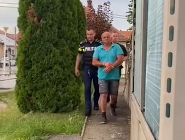 Cei doi presupuşi agresori ai poliţistului atacat de mai mulţi săteni din judeţul Caraş-Severin, după ce a oprit un ATV condus de un bărbat care consumase alcool, au fost prinşi şi reţinuţi VIDEO
