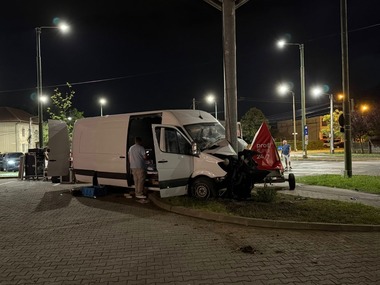 Un adolescent a furat un microbuz cu echipamentele de sonorizare pregătite pentru Ziua Timişoarei şi a provocat un accident rutier, după ce a fugit de poliţişti