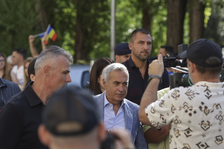 UPDATE Călin Georgescu, la Parchetul General/ Procurorii au schimbat încadrarea juridică a faptelor din tentativă la acţiuni contra ordinii constituţionale, în complicitate la această infracţiune/ Reacţia Jandarmeriei faţă de susţinătorii lui Georgescu