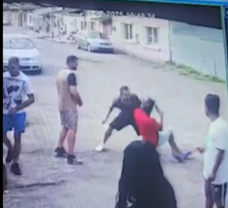 Caraş-Severin: Un recidivist care a lovit cu bestialitate un bărbat pe o stradă din Reşiţa, inclusiv după ce victima a căzut la pământ, arestat preventiv / Mai multe persoane au fpst de faţă, unele încercând să intervină, însă fără succes – VIDEO