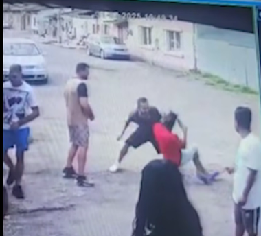 Caraş-Severin: Un recidivist care a lovit cu bestialitate un bărbat pe o stradă din Reşiţa, inclusiv după ce victima a căzut la pământ, arestat preventiv / Mai multe persoane au fpst de faţă, unele încercând să intervină, însă fără succes – VIDEO