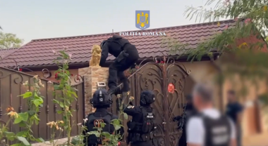 Percheziţii în Capitală şi în două judeţe, într-un dosar privind inducerea în eroare a organelor judiciare/ Suspecţii ar fi simulat vânzarea unei arme cu scopul reducerii limitelor de pedeapsă în cazul unui bărbat judecat pentru omor - VIDEO