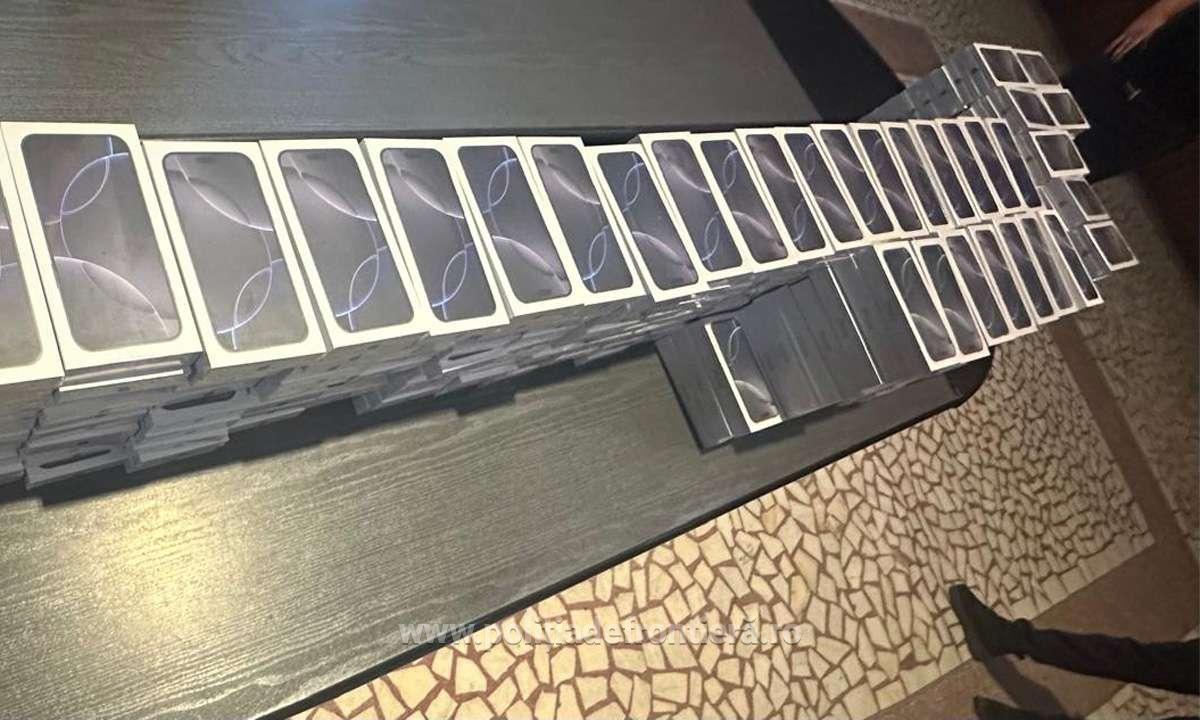 Aproape 500 de telefoane mobile contrafăcute, descoperite de poliţiştii de frontieră de la Nădlac în autoturismul unui român/ Valoarea acestora depăşeşte trei milioane de lei