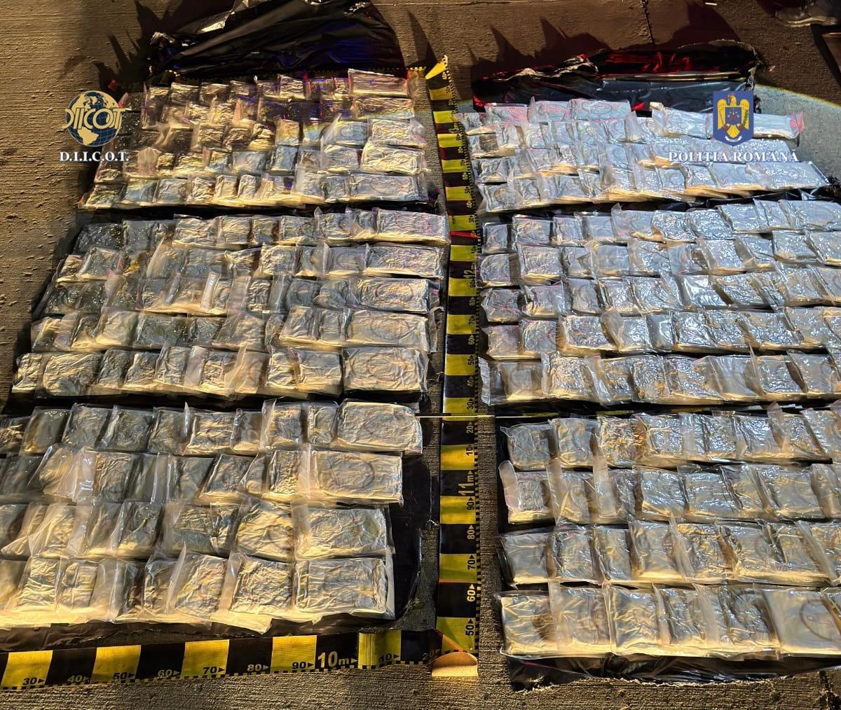 Cea mai mare captură de cocaină din acest an. Doi sârbi, prinşi de poliţiştii români transportând spre ţări din Vest peste 66 de kilograme de cocaină ascunsă sub somiera patului dintr-o autorulotă/ Valoarea pe „piaţa neagră”, 3,5 milioane de euro