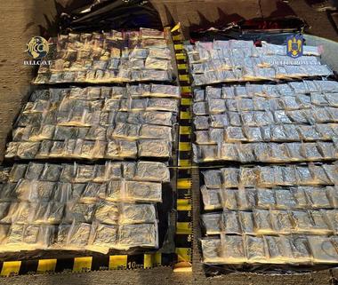 Cea mai mare captură de cocaină din acest an. Doi sârbi, prinşi de poliţiştii români transportând spre ţări din Vest peste 66 de kilograme de cocaină ascunsă sub somiera patului dintr-o autorulotă/ Valoarea pe „piaţa neagră”, 3,5 milioane de euro