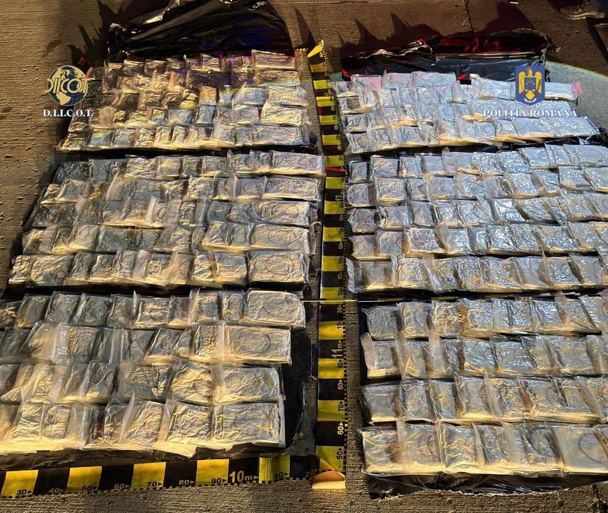 Cea mai mare captură de cocaină din acest an. Doi sârbi, prinşi de poliţiştii români transportând spre ţări din Vest peste 66 de kilograme de cocaină ascunsă sub somiera patului dintr-o autorulotă/ Valoarea pe „piaţa neagră”, 3,5 milioane de euro