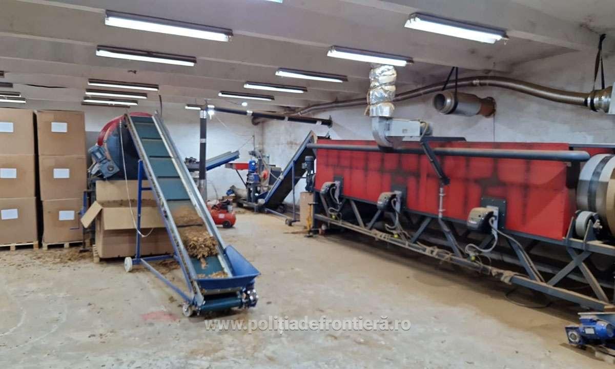 Nouă persoane care făceau parte dintr-un grup infracţional organizat specializat în fabricarea ilegală de ţigări au fost reţinute/ Anchetatorii au descoperit la Şelimbăr o fabrică ilegală cu linie completă de producţie şi ambalare