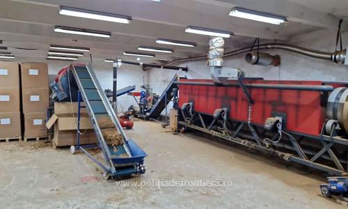 Nouă persoane care făceau parte dintr-un grup infracţional organizat specializat în fabricarea ilegală de ţigări au fost reţinute/ Anchetatorii au descoperit la Şelimbăr o fabrică ilegală cu linie completă de producţie şi ambalare