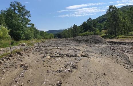 Arad: Două persoane, trimise în judecată după ce au exploatat fără permis şi autorizaţie de mediu aproape 640.000 de tone de agregate minerale, pe care le-au vândut/ Prejudiciul, aproape 5,5 milioane de lei/ În dosar e vizată şi o firmă