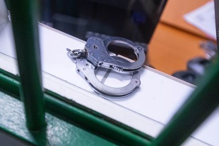 Constanţa: Un bărbat a fost reţinut după ce a obligat două tinere să se prostitueze / Una din victime a reuşit să sune la 112, iar poliţiştii le-au salvat din locuinţa unde erau închise / Presupusul proxenet a fost prins în judeţul Tulcea 