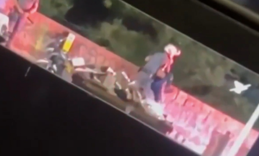 Tânărul care a lovit un livrator, pe o stradă din Bucureşti, pe motiv că îl consideră „invadator”, dus la audieri, la Parchet
