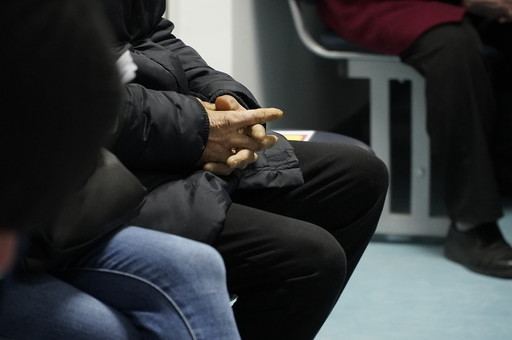 Cinci persoane acuzate că au înşelat cu sute de mii de euro un bătrân de 93 de ani profitând că suferea de Alzheimer şi câştigându-i încrederea au fost trimise în judecată pentru înşelăciune în formă continuată şi alte şase infracţiuni