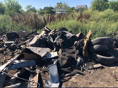 Doi bărbaţi acuzaţi că au ars deşeuri în două depozite neautorizate, în Feteşti, au fost reţinuţi. La percheziţii, poliţiştii au găsit deşeuri periculoase şi nepericuloase şi cenuşă provenită din incendierea diferitelor materiale - FOTO