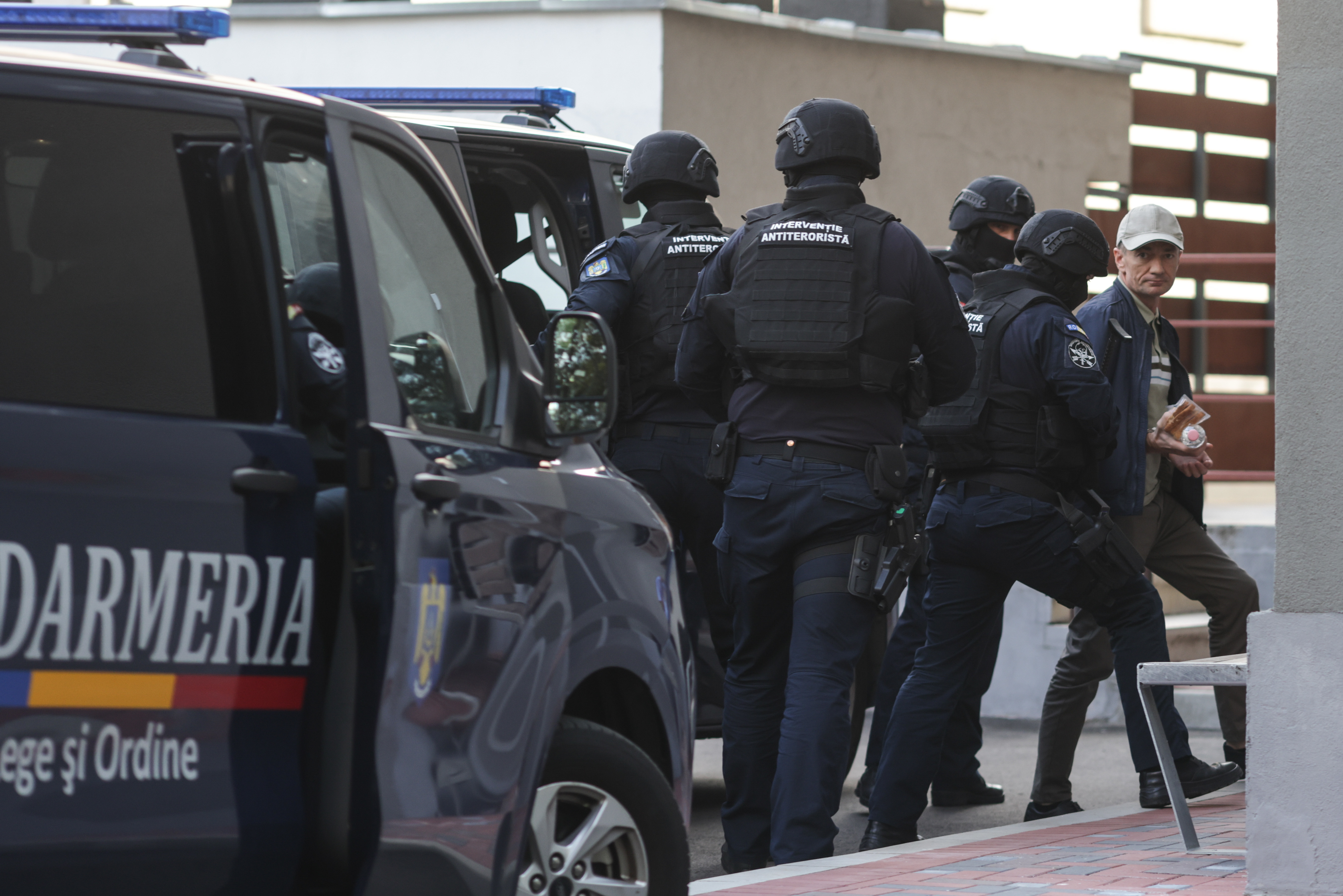 Presupusul spion care ar fi divulgat secrete de stat unor ofiţeri KGB din Belarus punând în pericol securitatea României a fost reţinut şi va fi prezentat instanţei cu propunere de arestare preventivă
