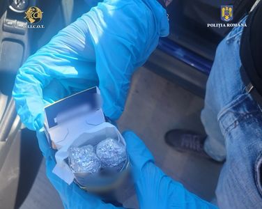 Iaşi: Un albanez şi doi români au fost reţinuţi pentru trafic de droguri. La percheziţii, poliţiştii au găsit aproape un kilogram de cocaină, sute de mii de lei şi euro, diamante, ceasuri de lux monede de colecţie, dar şi două pistoale - FOTO
