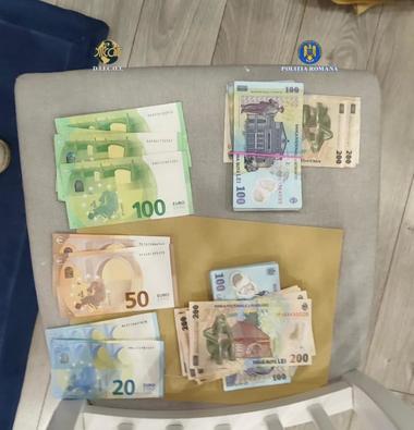 Doi bărbaţi au fost arestaţi preventiv pentru trafic de droguri, iar altul a fost plasat sub control judiciar/ Ce au găsit poliţiştii şi procurorii la percheziţii