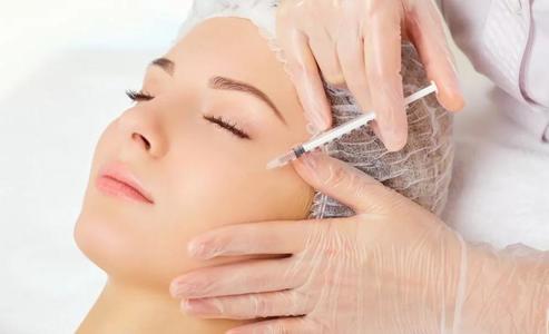 Două femei care şi-au făcut tratamente estetice costisitoare la o clinică din Capitală fără să plătească au fost reţinute pentru abuz de încredere prin fraudarea creditorilor/ Prejudiciul depăşeşte 21.400 de lei - VIDEO