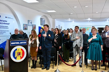 Jurnalistul britanic Charlie Ottley a depus jurământul pentru a deveni şi cetăţean român/ La ceremonie a asistat şi minstrul Justiţiei