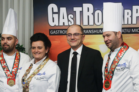 Oameni de afaceri din Sibiu şi un notar, trimişi în judecată pentru vânzarea unor terenuri la preţuri subevaluate / Eugen Iordănescu, vizat în calitate de administrator al S.C. Parc Industrial Sibiu S.A / Peste 20 de milioane de lei obţinute