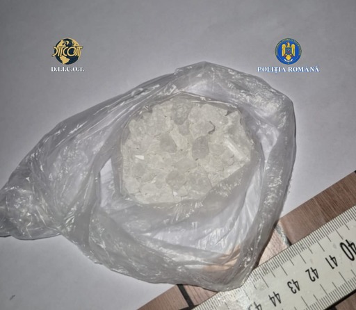 Timiş: Un bărbat de 39 de ani a fost arestat preventiv pentru trafic de droguri de mare risc/ La locuinţa sa au fost găsite 23 de pungi cu peste 11 kilograme de drog 4-CMC şi 29 de plicuri cu substanţe cristaline şi vegetale