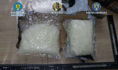 Un ucrainean şi doi români au fost arestaţi preventiv pentru trafic de droguri de mare risc după ce poliţiştii de frontieră au găsit în maşina lor aproximativ cinci kilograme de substanţă cristalină 3 CMC, procurată din Polonia