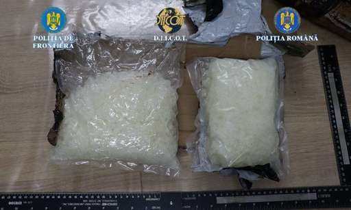Un ucrainean şi doi români au fost arestaţi preventiv pentru trafic de droguri de mare risc după ce poliţiştii de frontieră au găsit în maşina lor aproximativ cinci kilograme de substanţă cristalină 3 CMC, procurată din Polonia