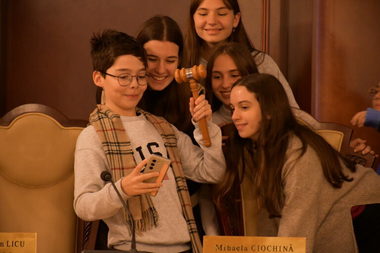 Porţi Deschise la Curtea Constituţională, de Ziua Constituţiei - Elevi din Bucureşti şi din ţară au vizitat sălile de şedinţe şi au aflat detalii despre proceduri / Au făcut fotografii cu ciocănelul folosit de şefa CCR - FOTO

