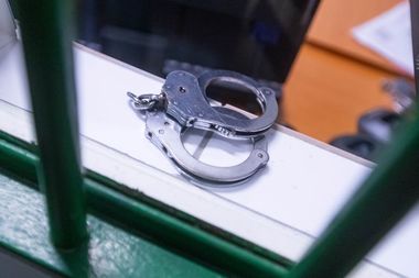 Bărbat arestat preventiv după ce şi-a înjunghiat cu un cuţit de bucătărie un vecin care venise să-i ceară să înceteze scandalul făcut la beţie