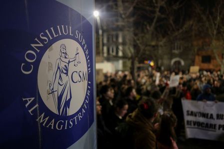 Protest la sediul CSM, după investigaţia Recorder  / Se cere demisia Liei Savonea / ”Nicuşoare nu mai sta, apără justiţia” / Ce a transmis premierul Ilie Bolojan – FOTO / VIDEO

